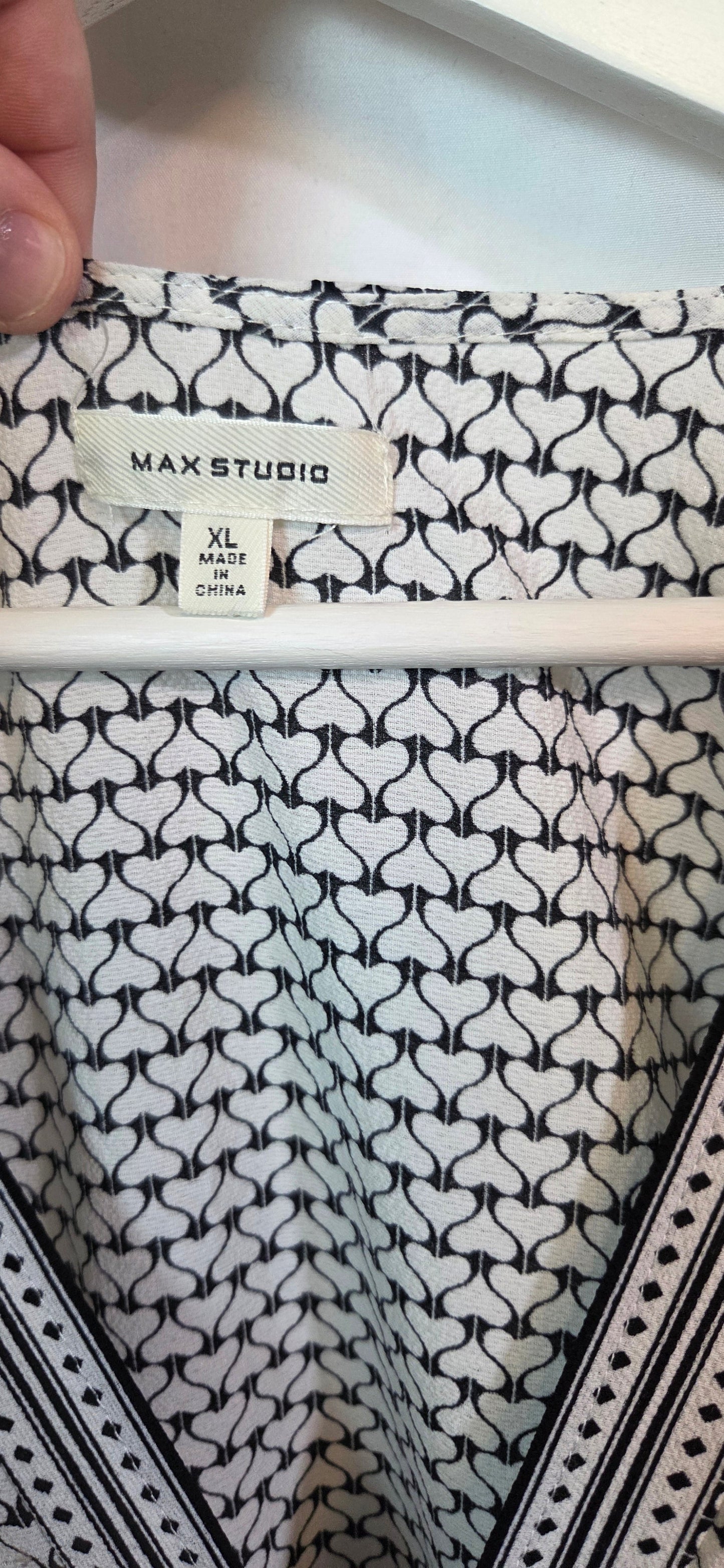 #112 - Max Studio Black and White Blouse, Women's Size XL, EUC