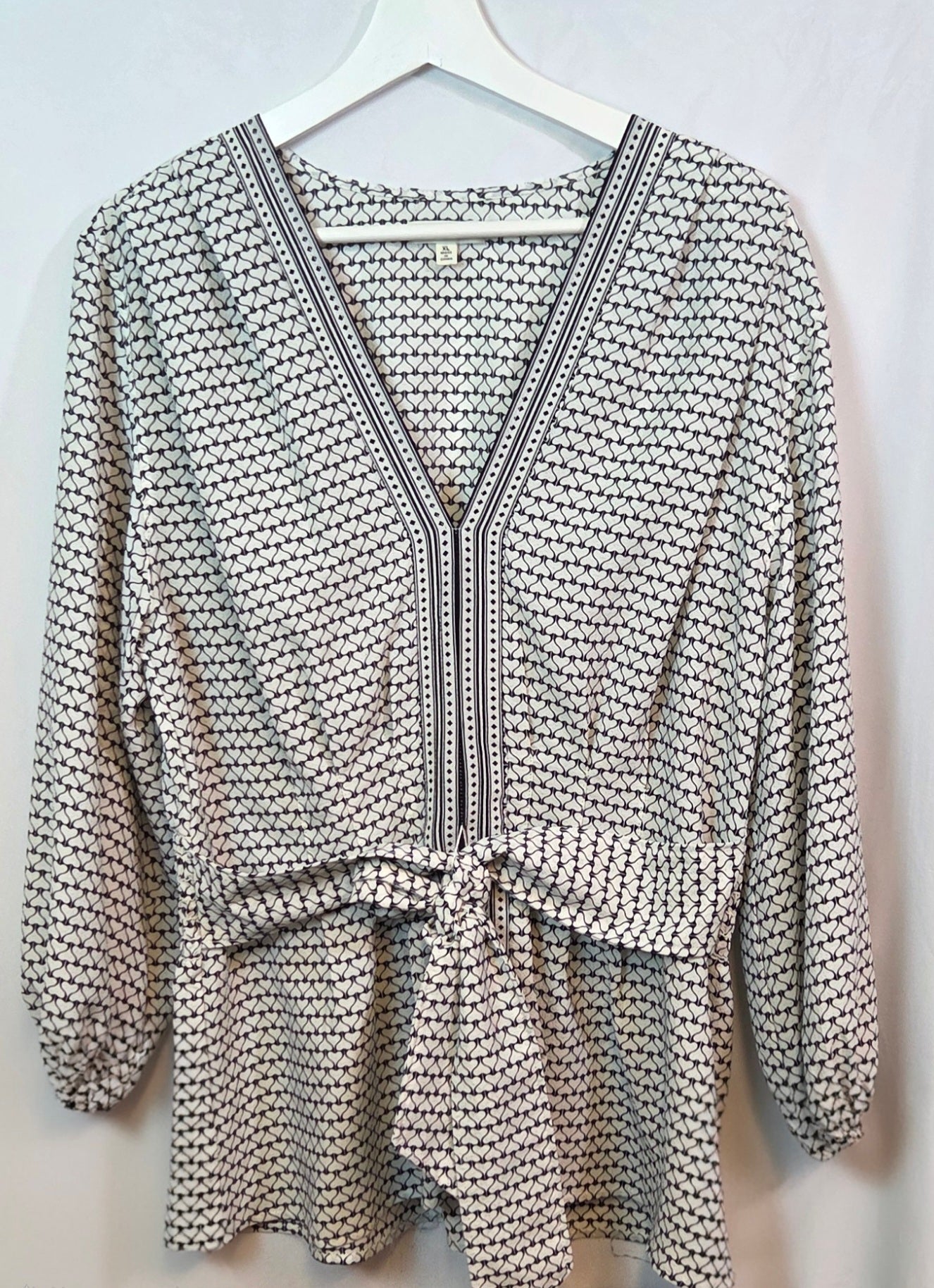 #112 - Max Studio Black and White Blouse, Women's Size XL, EUC