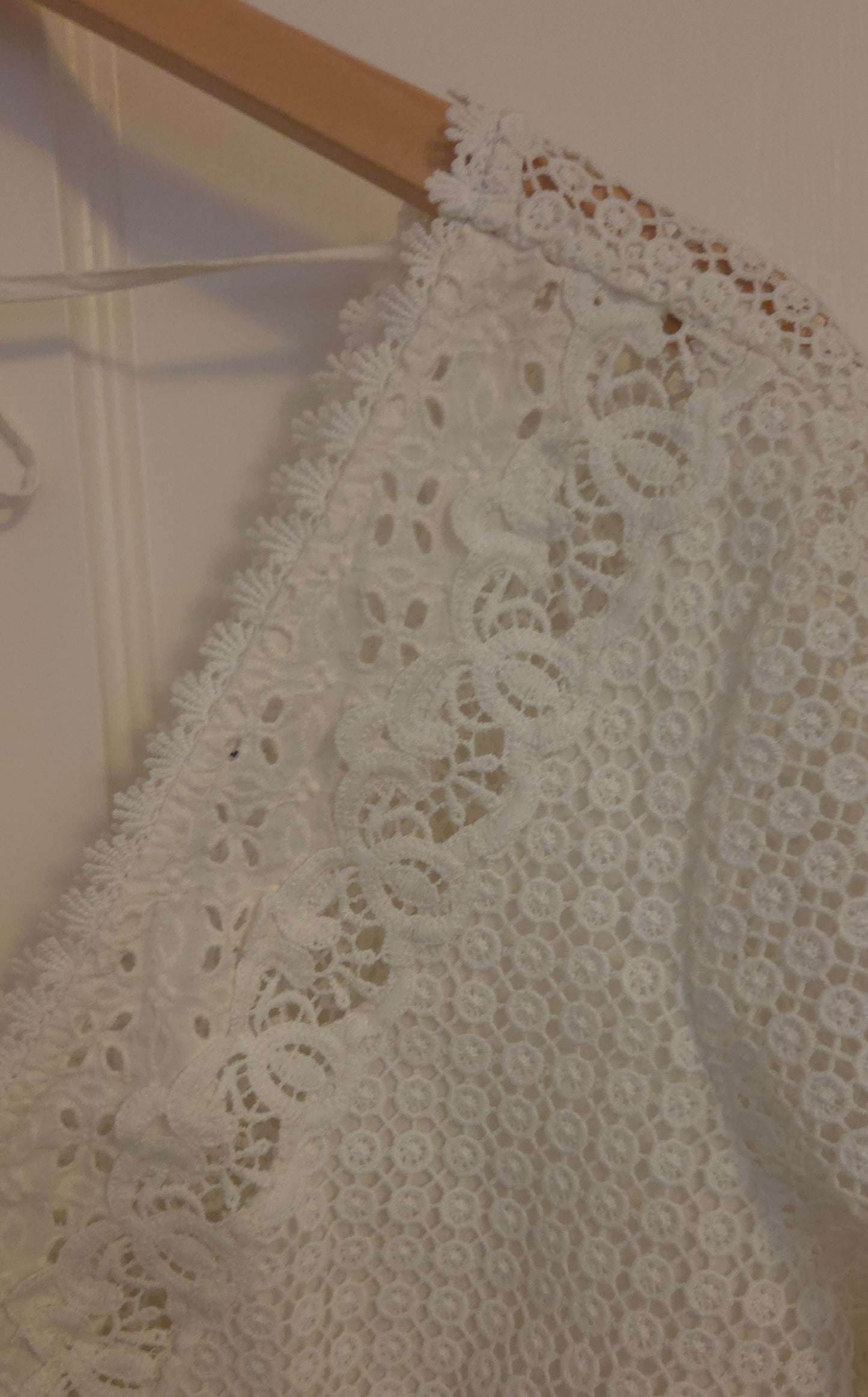#112 - Abercrombie White Lace Crop Top, Women's Size XL, EUC