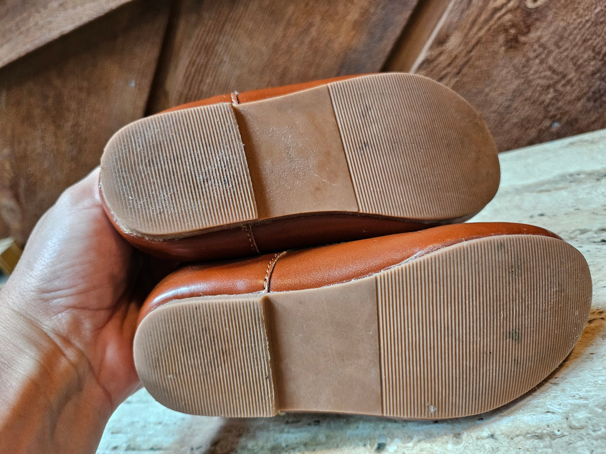 #109. Girls size 9. GUC. Felix & Flora