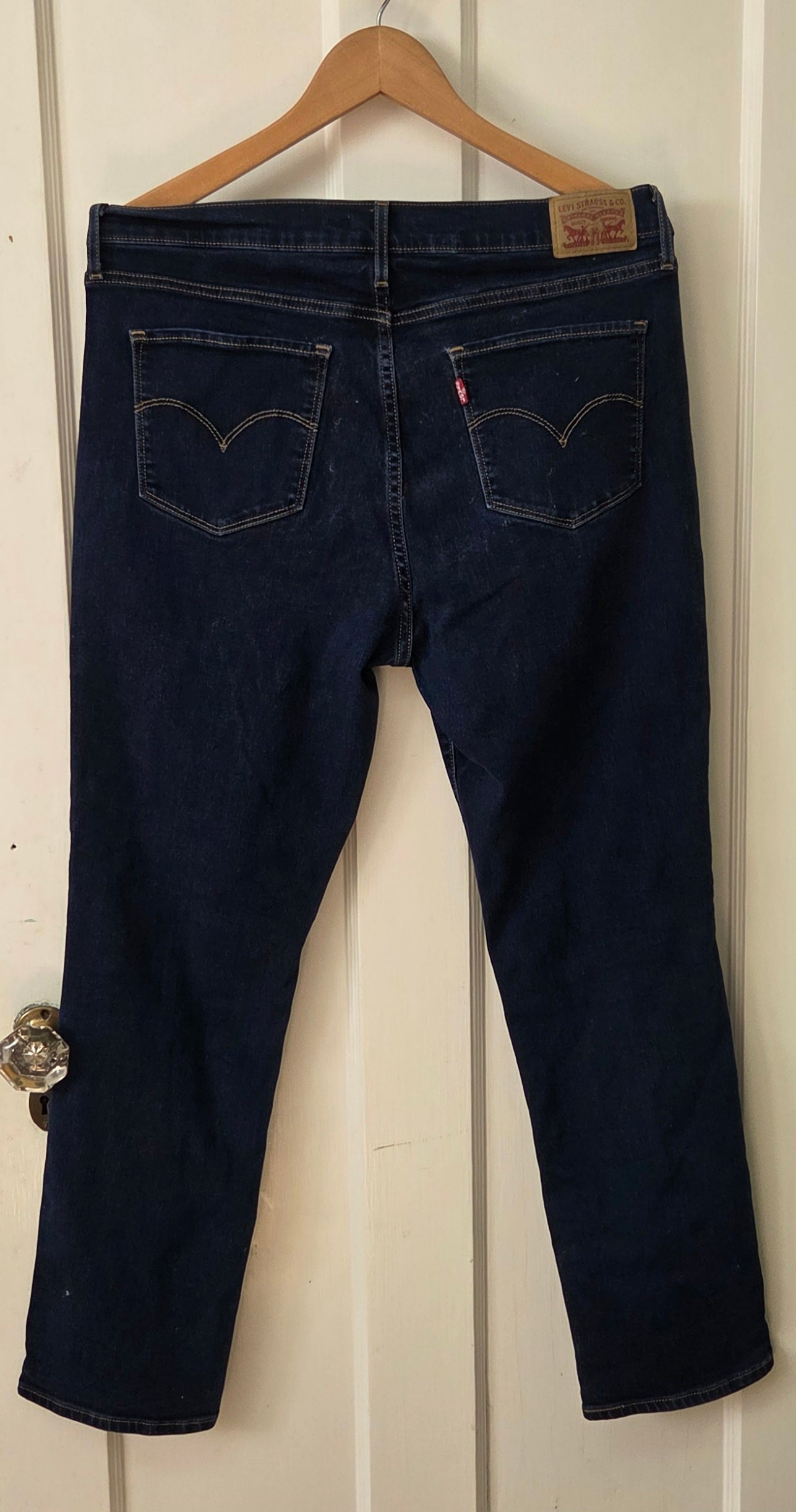 #112 - Levi's 724 High Rise Straight Leg Jeans, Women's Size 33, EUC