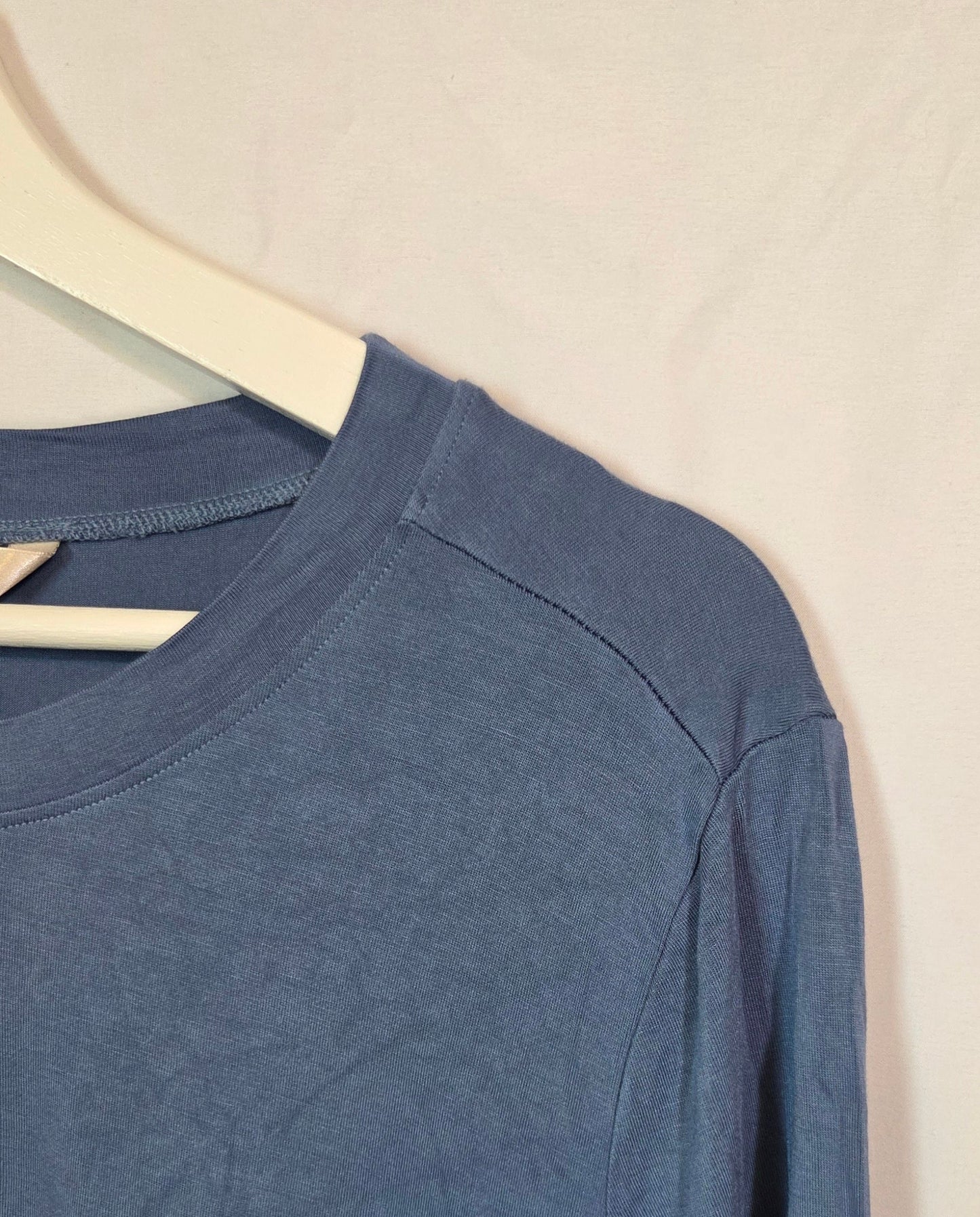 #112 - Banana Republic Threadsoft Blue T-Shirt, Women's Size L, EUC