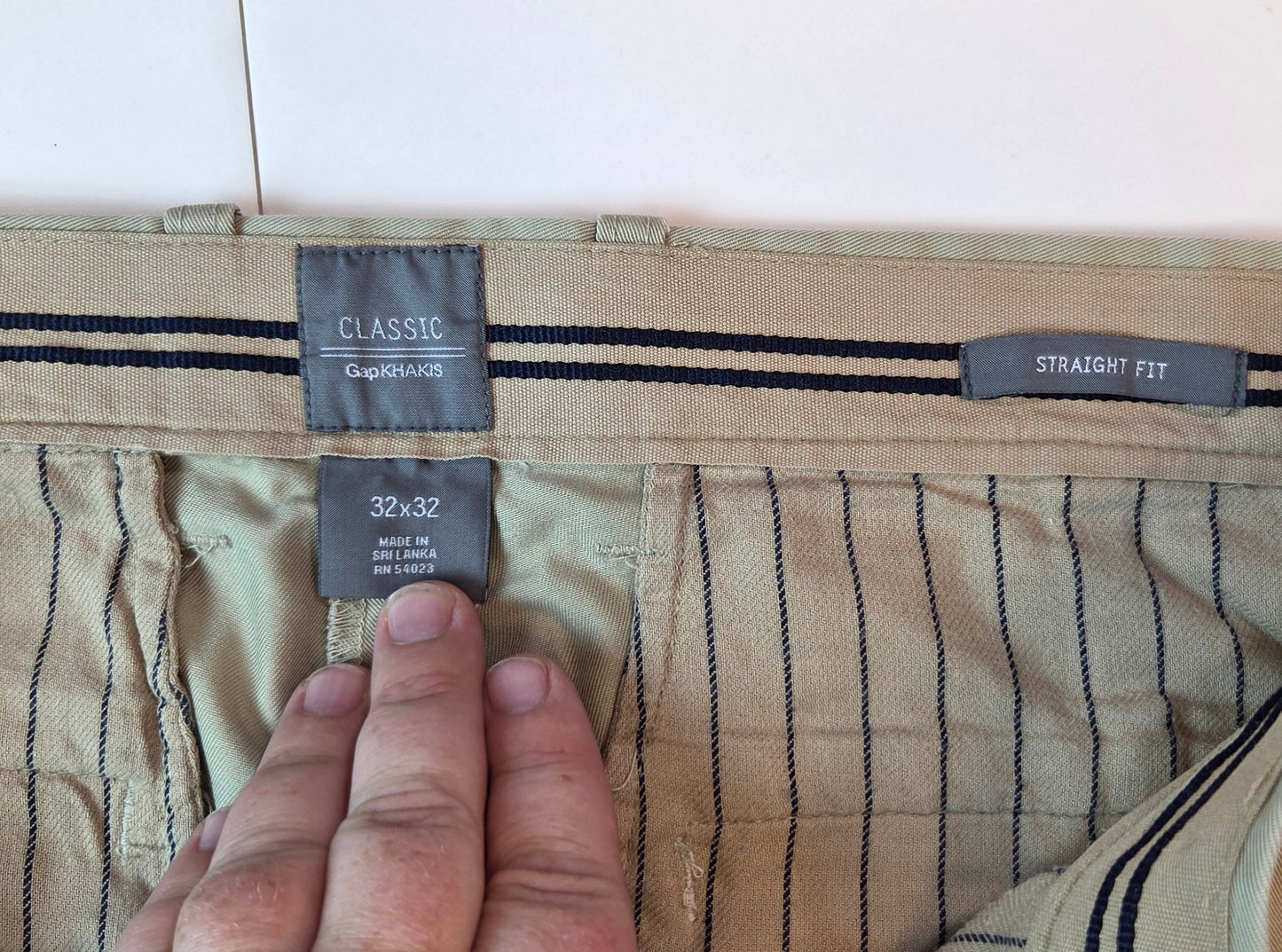 #112 - Gap Khakis, Straight Fit, Mens Size 32X32, VGUC
