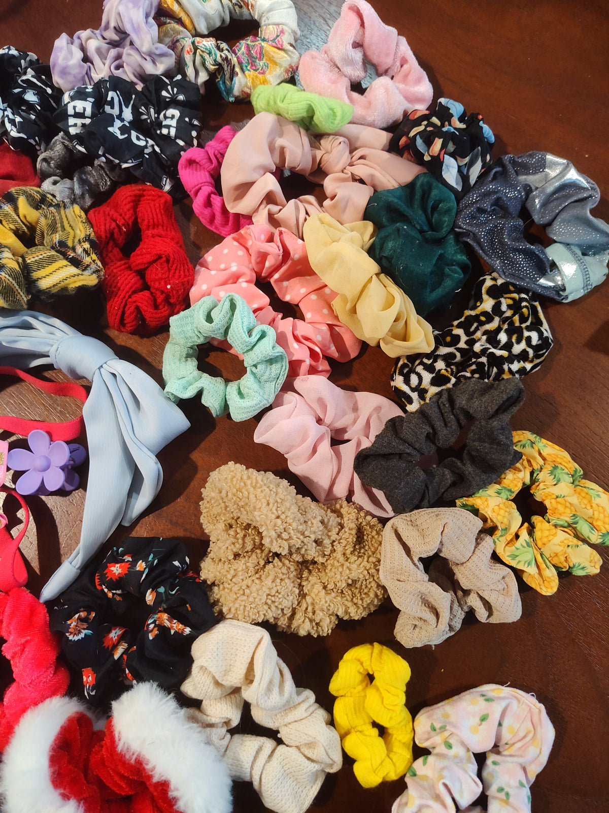 Seller 189: scrunchie/hair tie lot