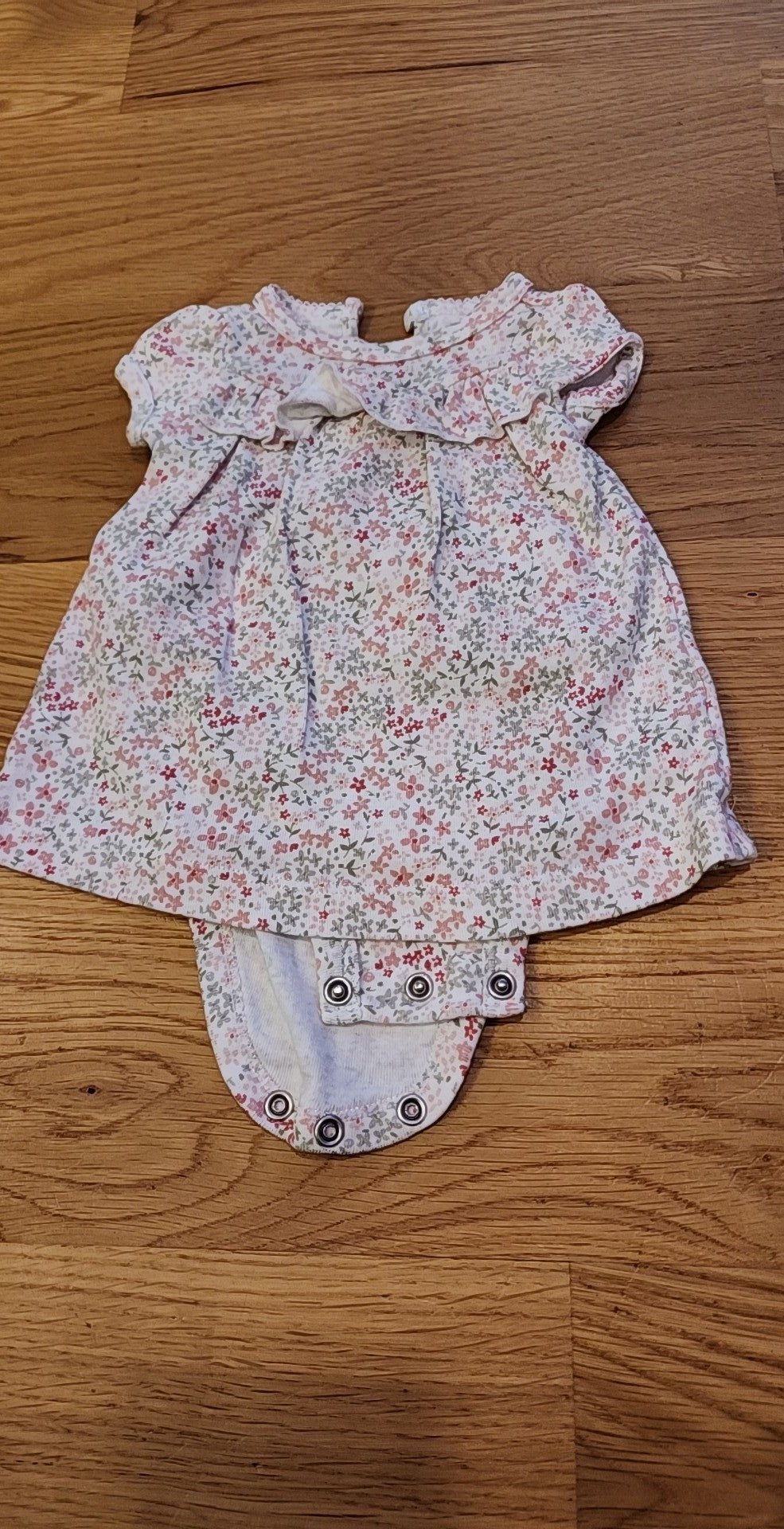 #178 Carter's dress size newborn