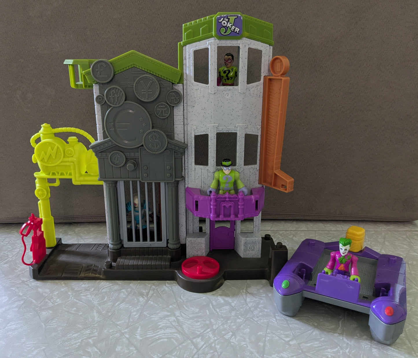 #61 Imaginext DC Joker Crime Alley Bank Playset & Boat with 4 Villians