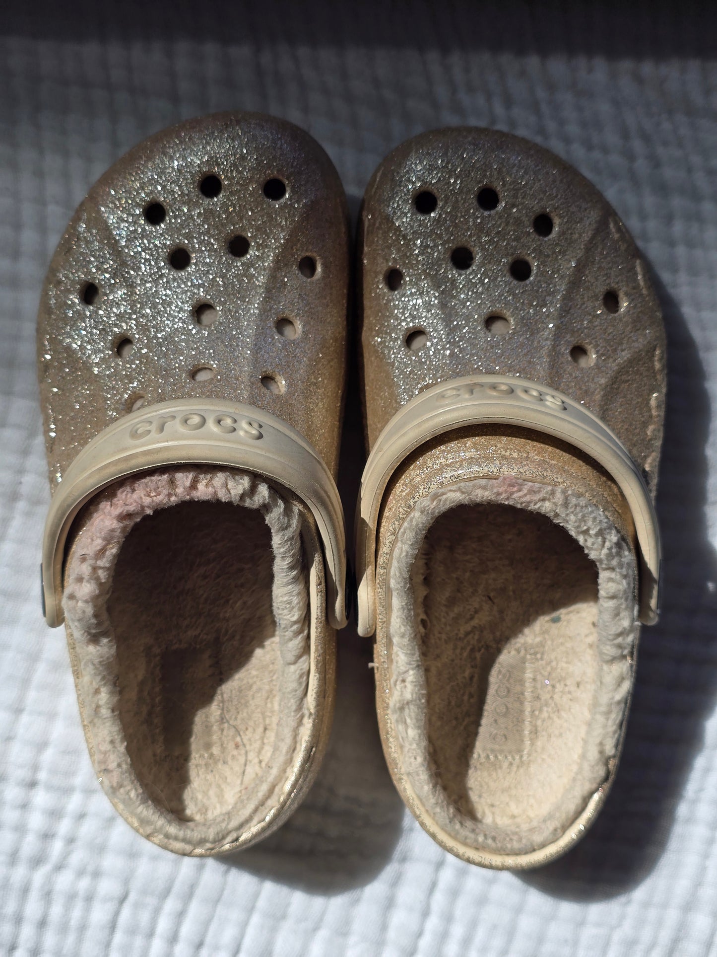 #131 Crocs Girls Gold Glitter fleece lined sz 13