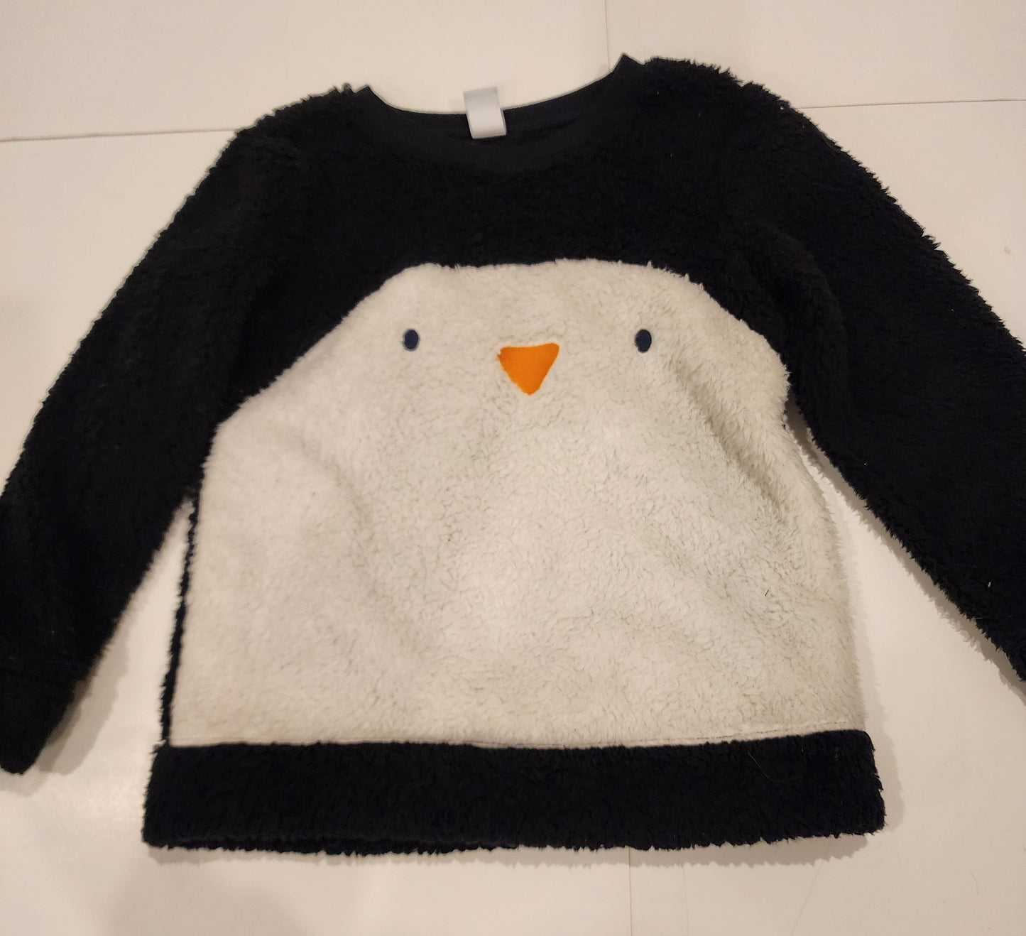 #135 girls size 5T Old Navy fuzzy penguin sweatshirt