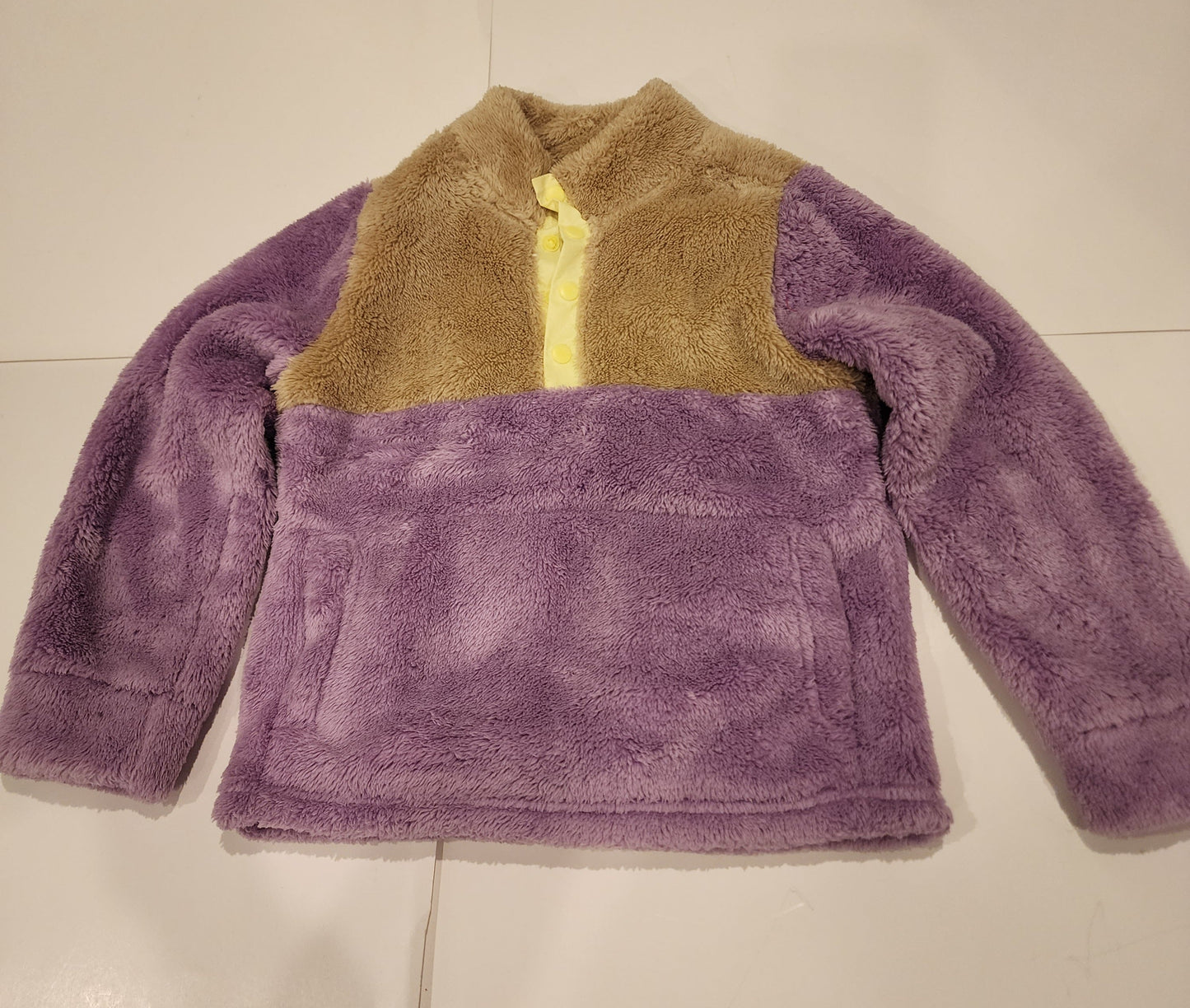 #135 girls size 5 Gap furry/fleece pullover with pockets