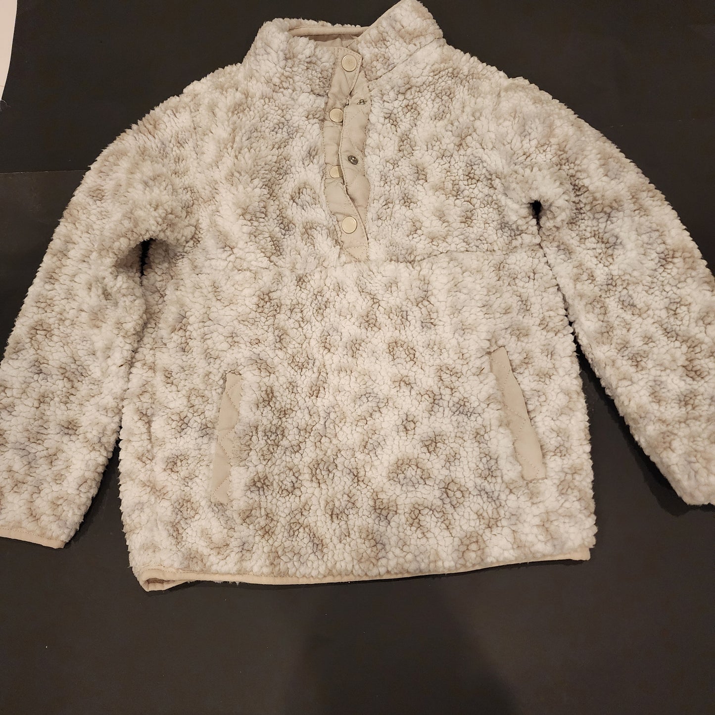 #135 girls size 4 cuddly sherpa pullover sweatshirt with pockets