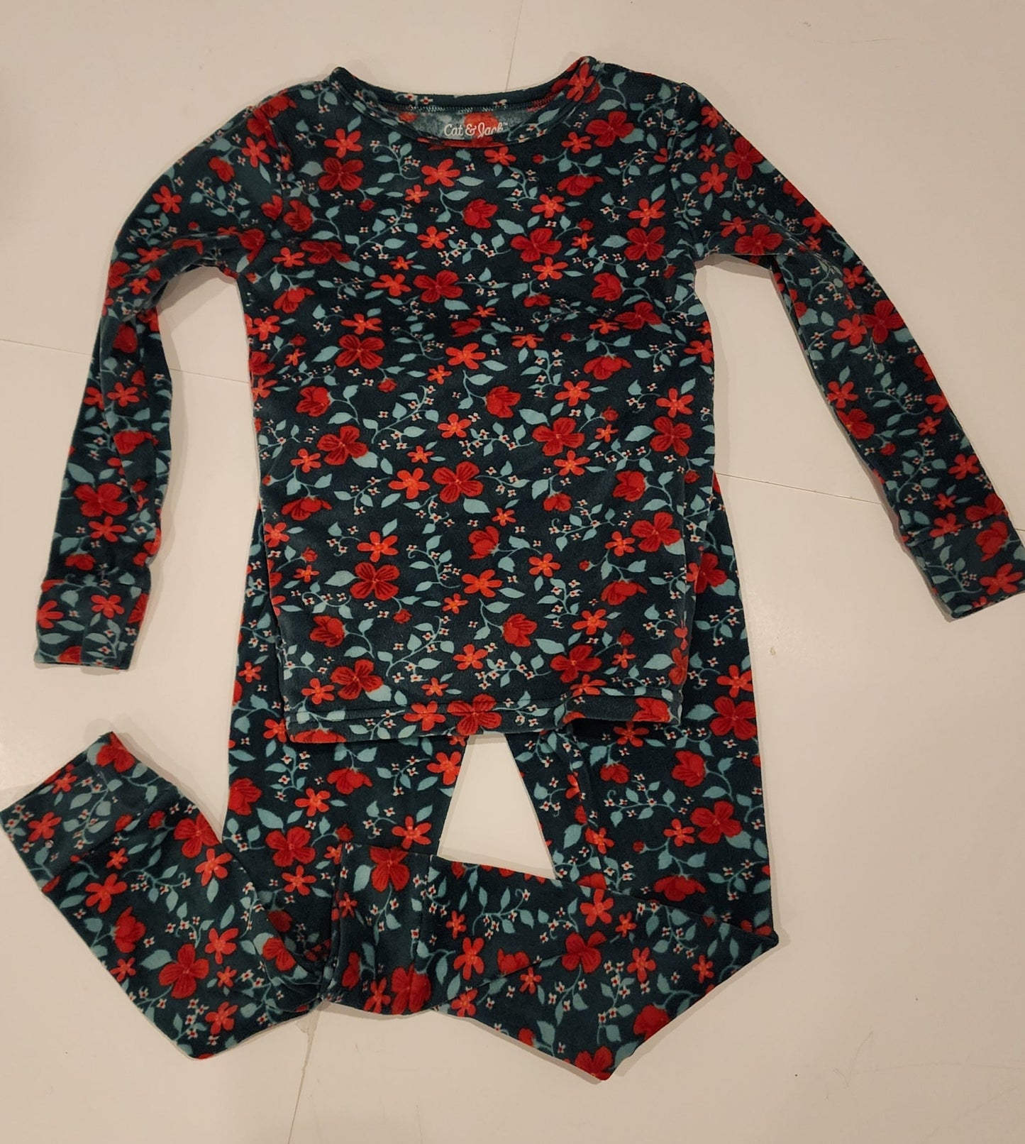 #135 Girls size 5 Cat & Jack pajamas EUC