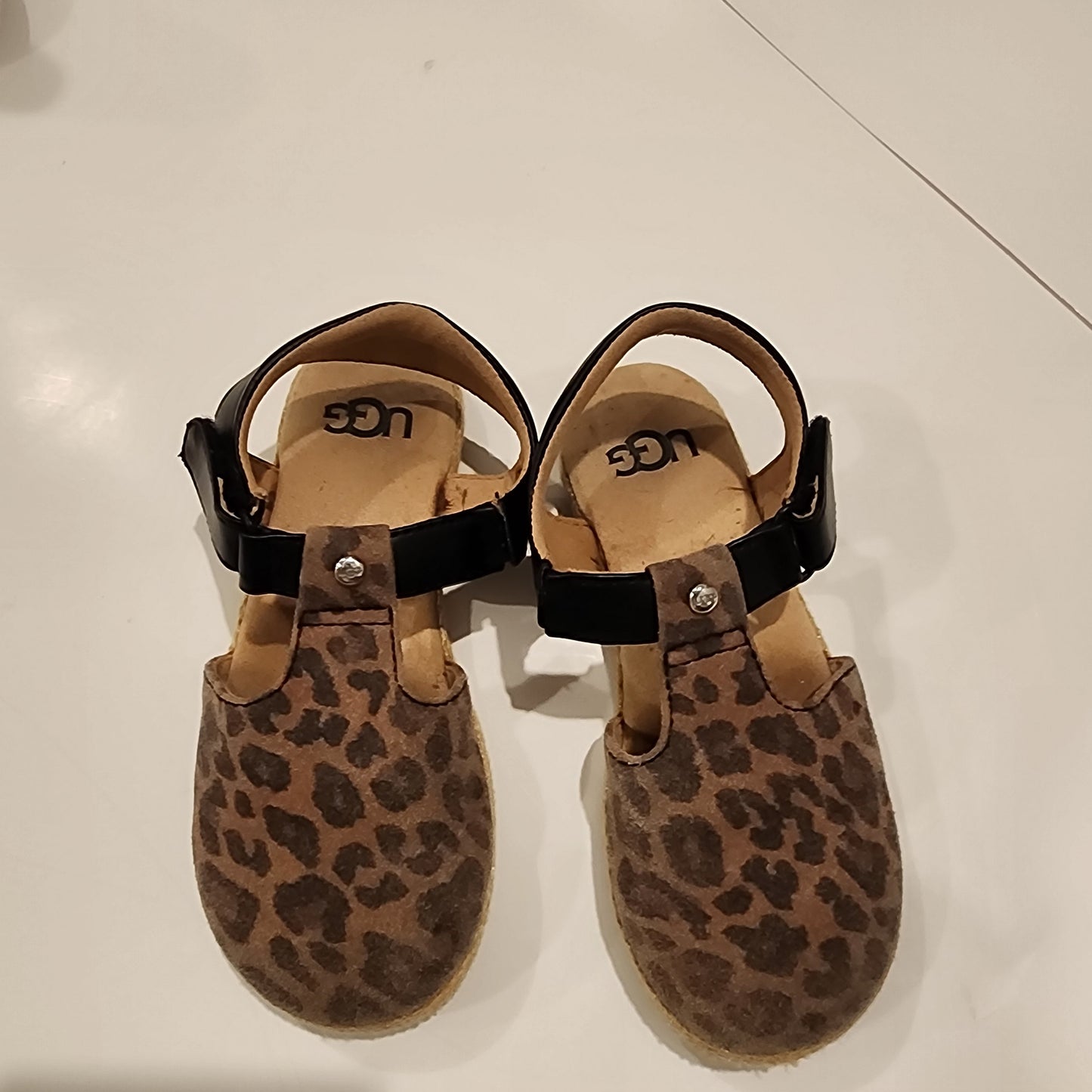#135 girls size 10 Ugg leopard print Mary Jane shoes GUC