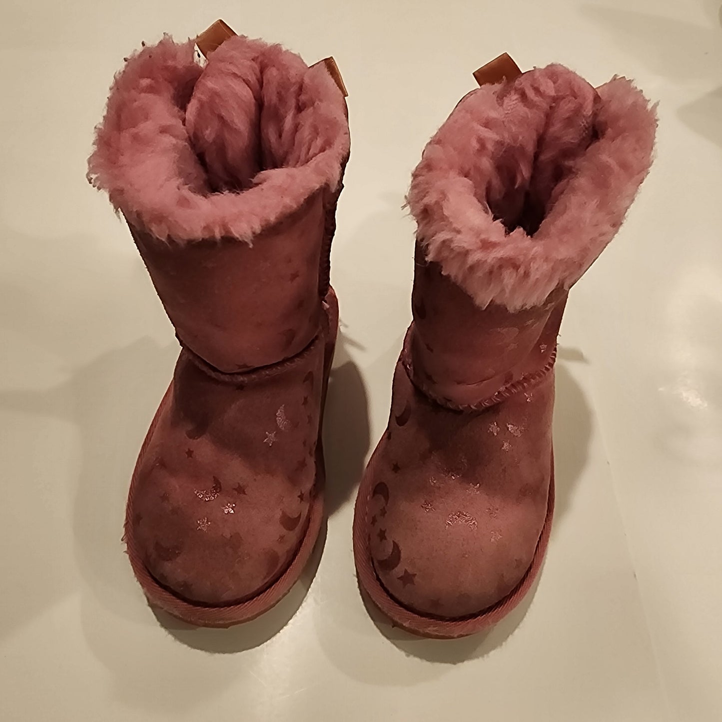 #135 girls size 8 Uggs GUC