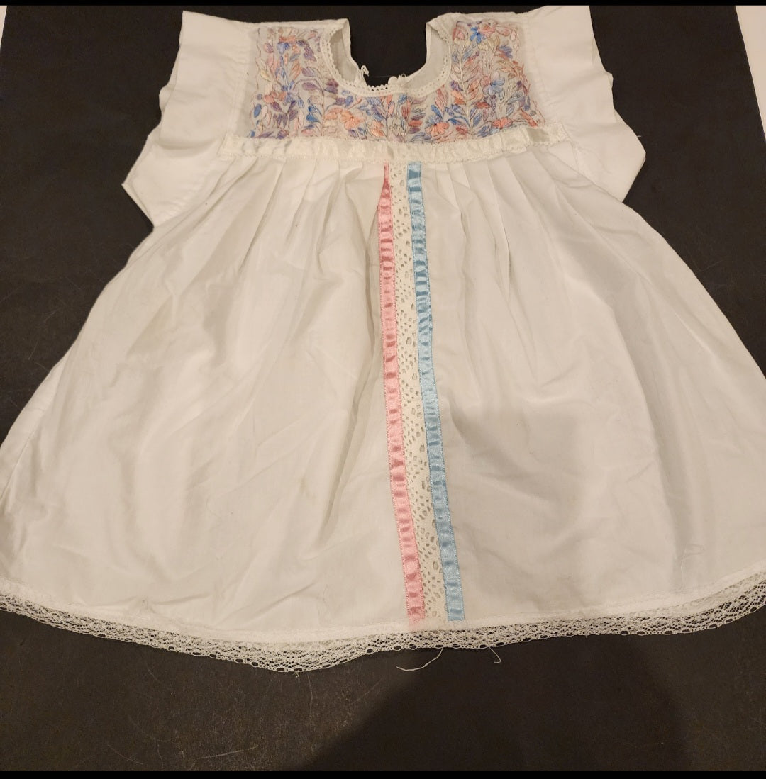 #135 girls size 4/5 fit embroidered blouse