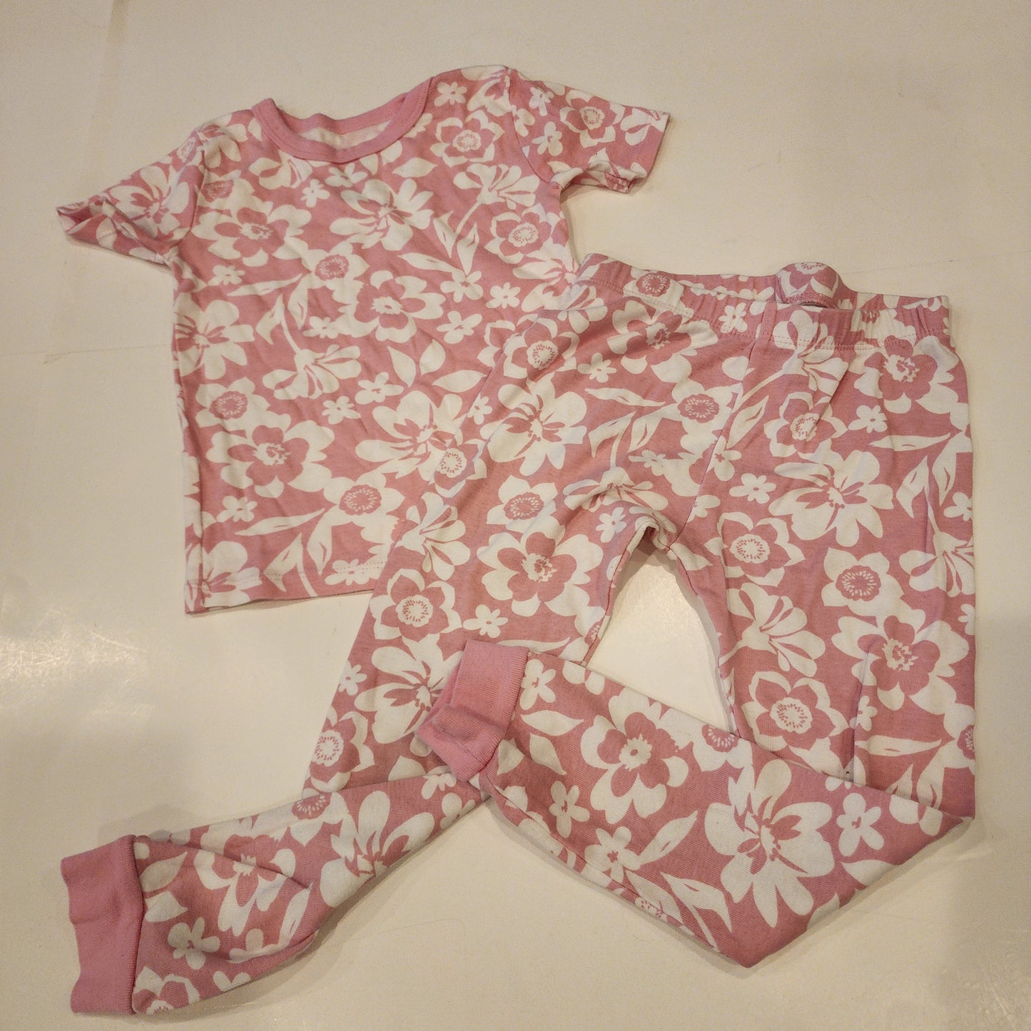 #135 girls size 5T Memebers Mark cotton pajamas