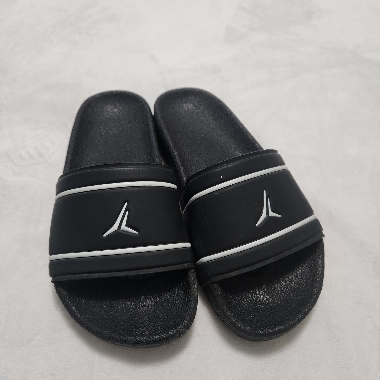 #78 Old Navy & Puma Size 1 / 2 Boys Sandals Bundle Of 2