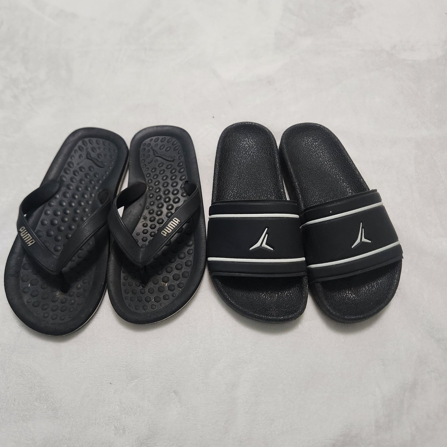 #78 Old Navy & Puma Size 1 / 2 Boys Sandals Bundle Of 2