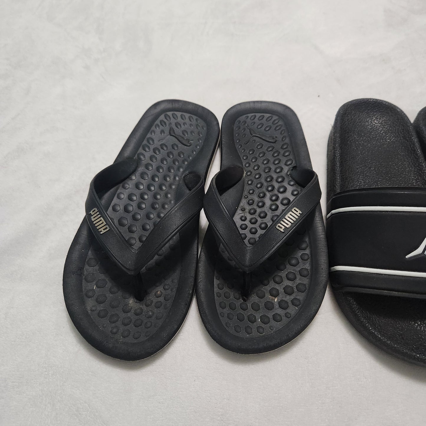 #78 Old Navy & Puma Size 1 / 2 Boys Sandals Bundle Of 2