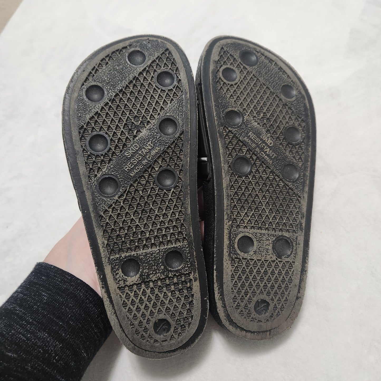 #78 Old Navy & Puma Size 1 / 2 Boys Sandals Bundle Of 2