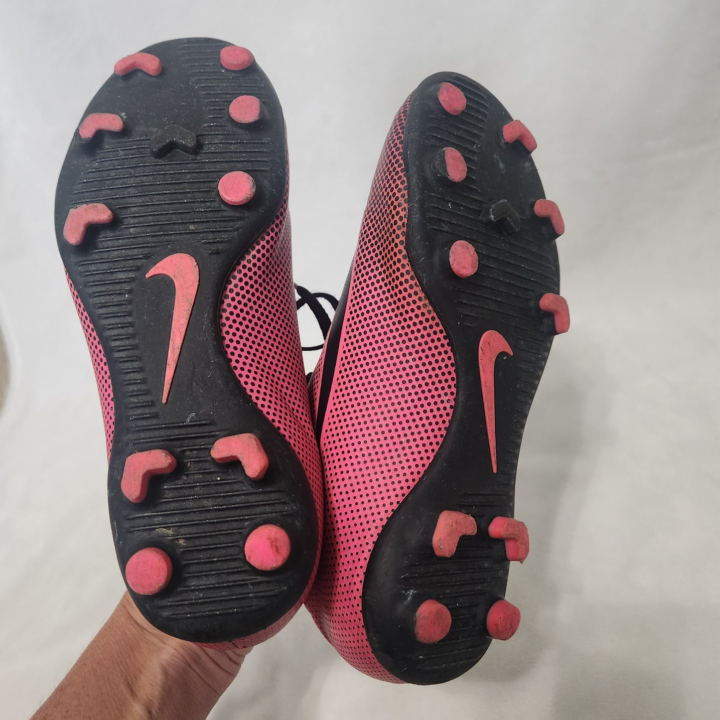 #142 Nike BRAVATA Jr. Size 2Y Soccer Cleats