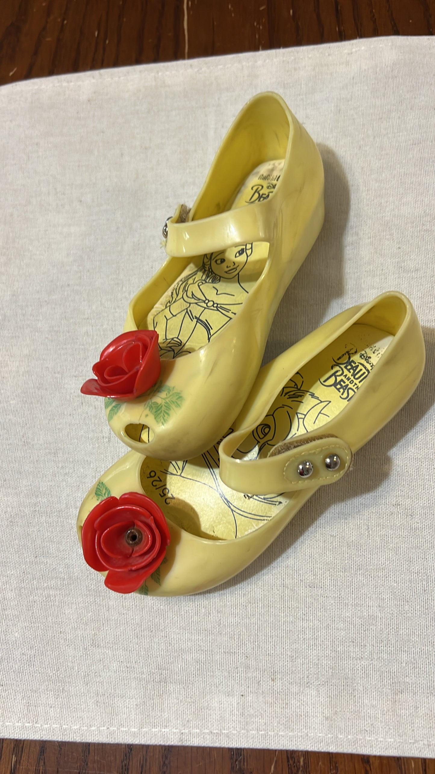 #156 Mini Melissa girls size 9 Belle shoes with rose