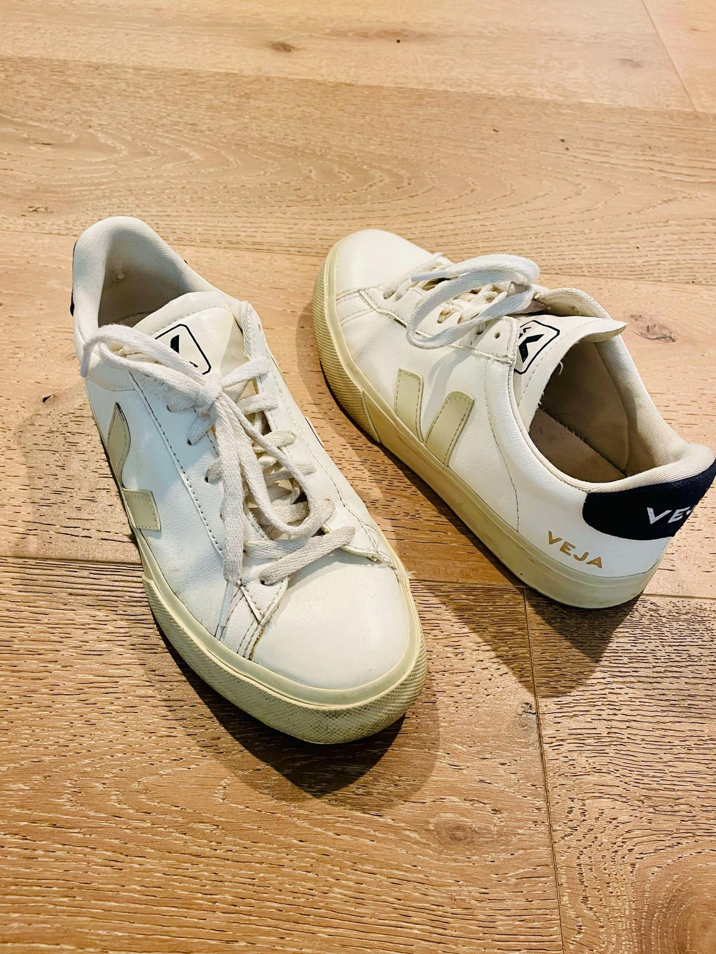 #222 Veja Women's Size 8 Sneakers with Navy