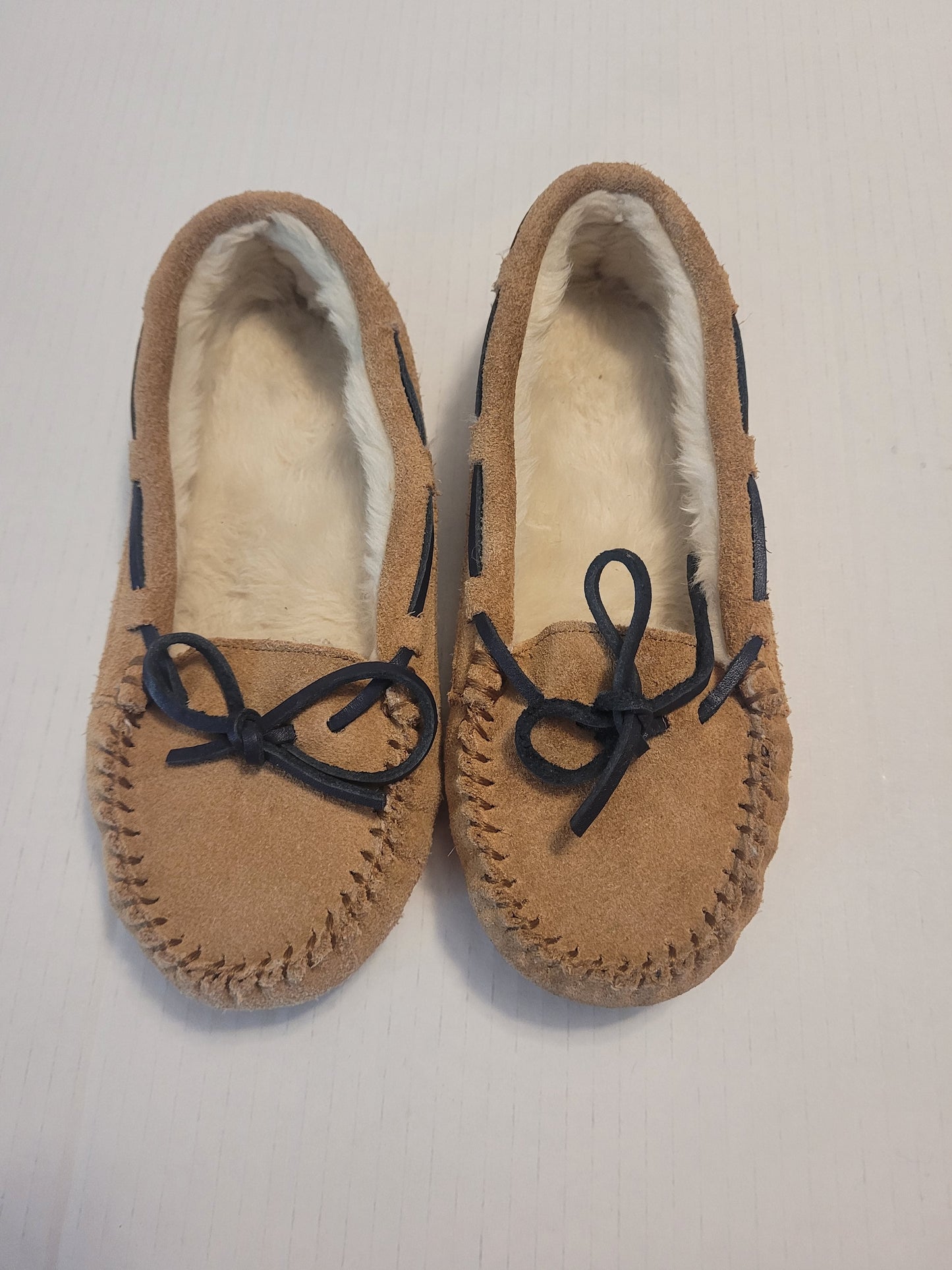 #109 Vineyard Vines NWOT Girls Sherpa Slippers Size 3