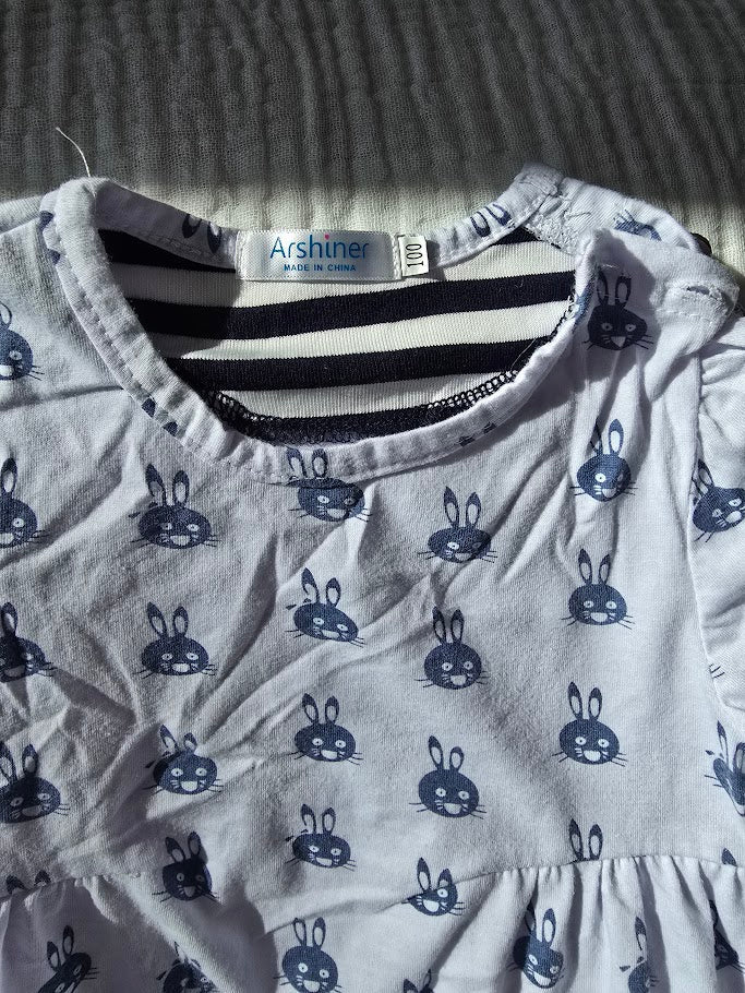 #131 Girls Bunny 3/4 sleeve and pants outfit size 100 aka 4T