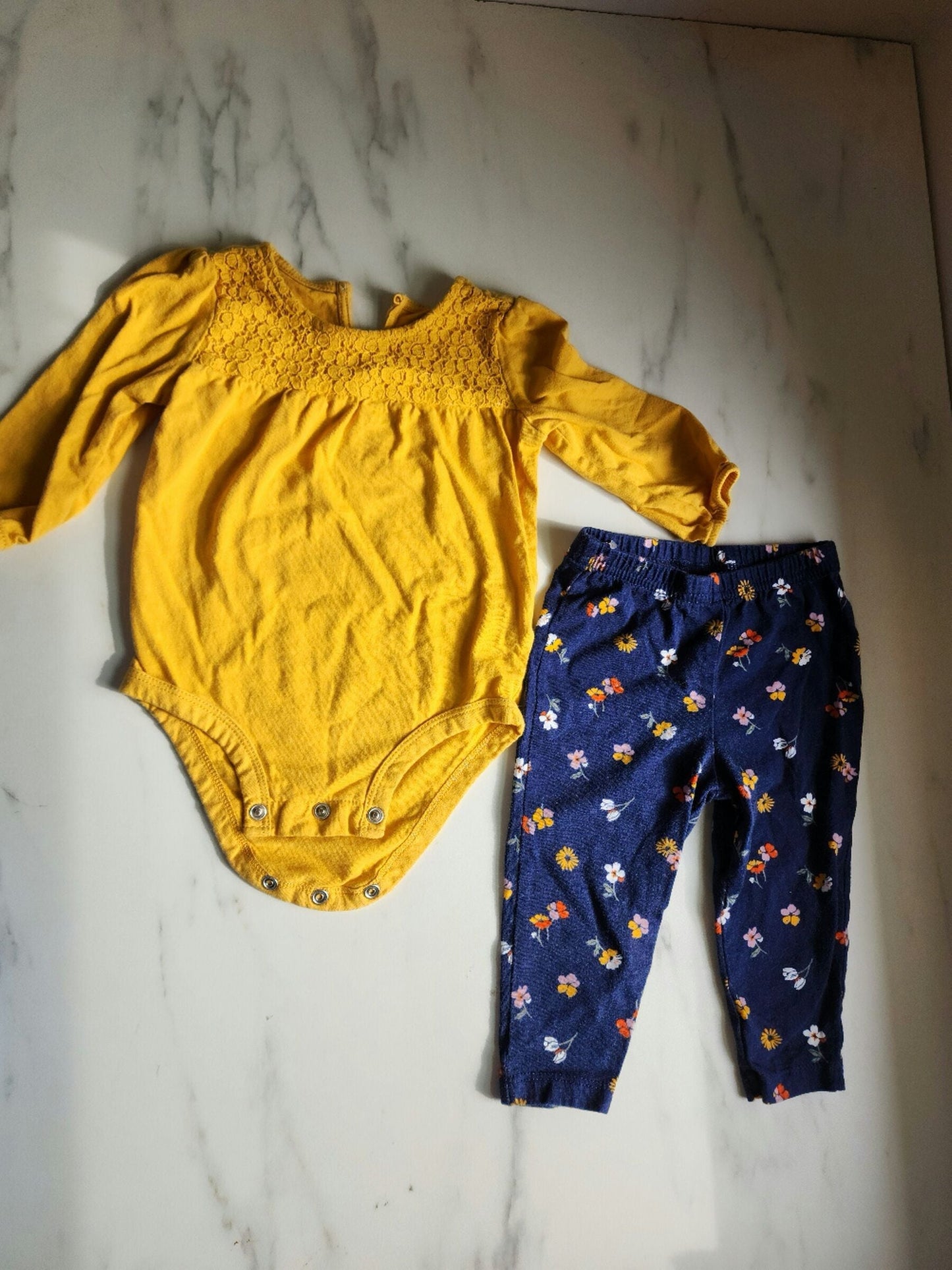 #178 Carter's bundle 3 outfits baby girl 6-9 months