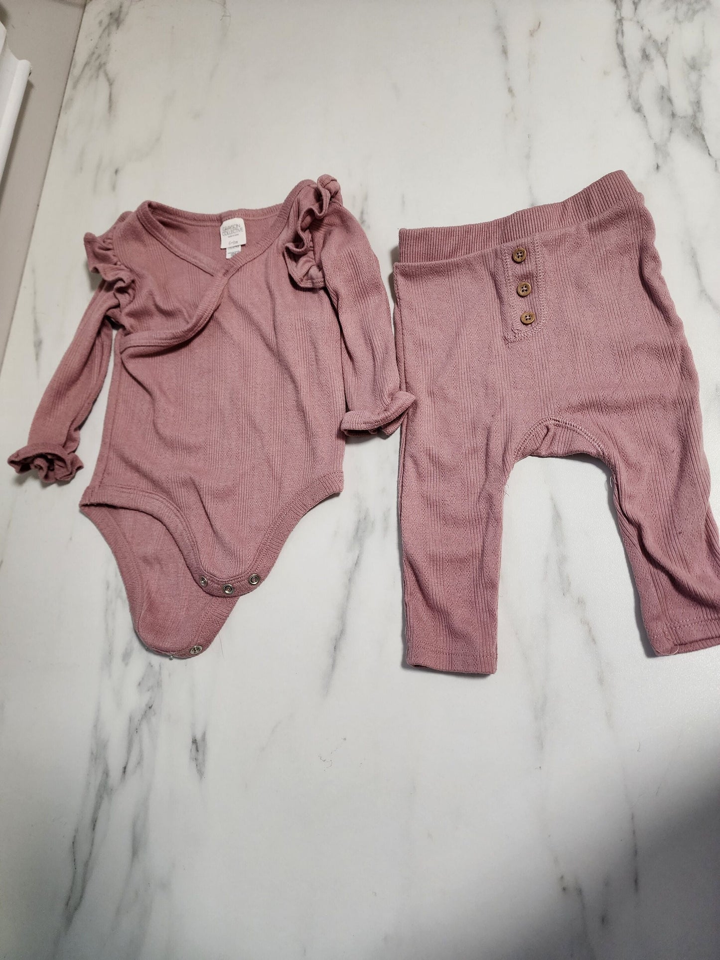 #178 Carter's bundle 3 outfits baby girl 6-9 months