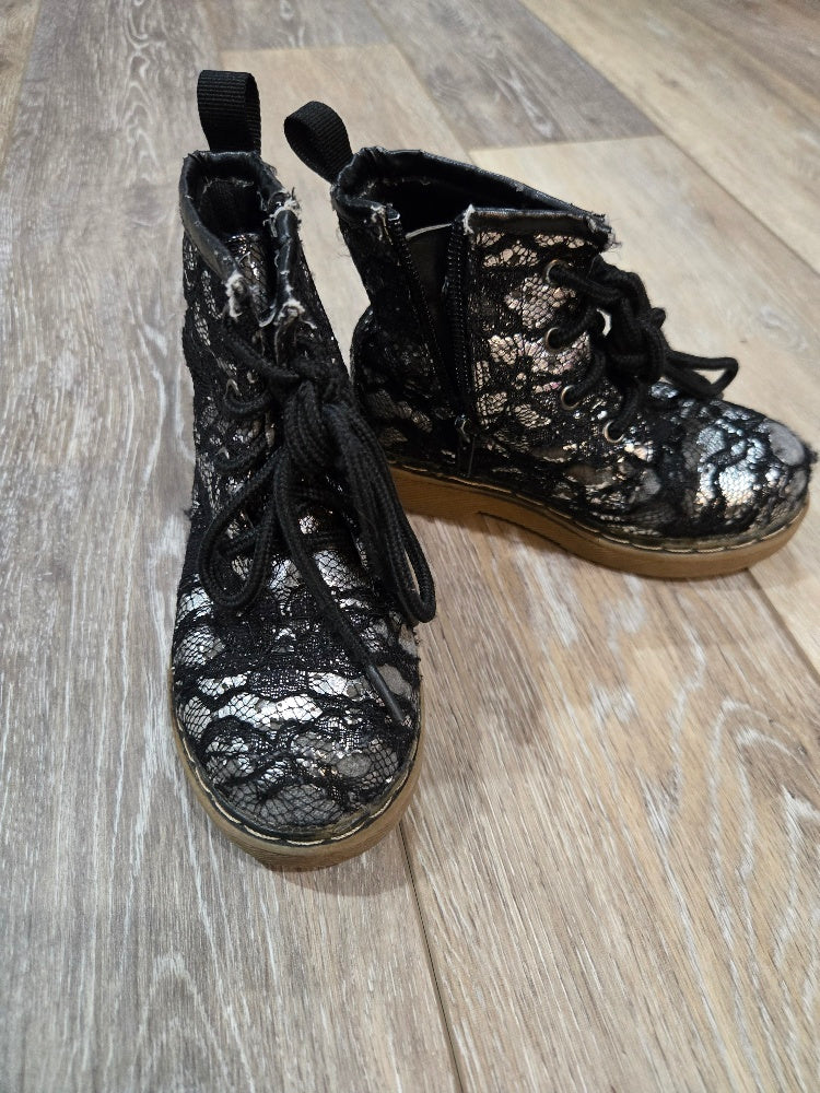 #13 Girls Boots 9 GUC