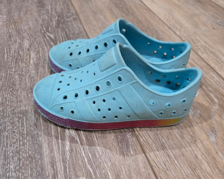 #13 Girls Shoes 9 GUC