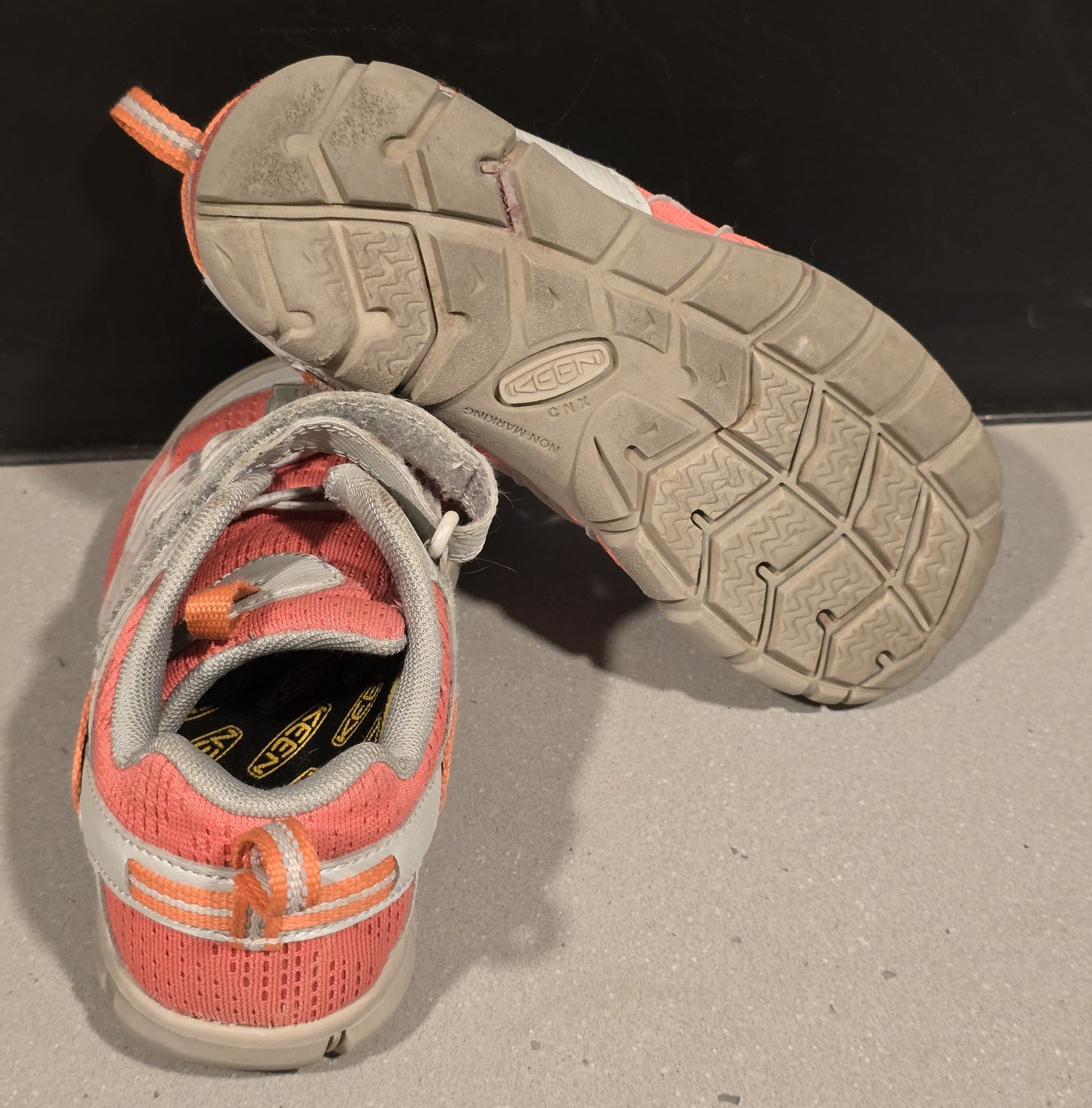 #131 Keens girls pink tennis shoes 13