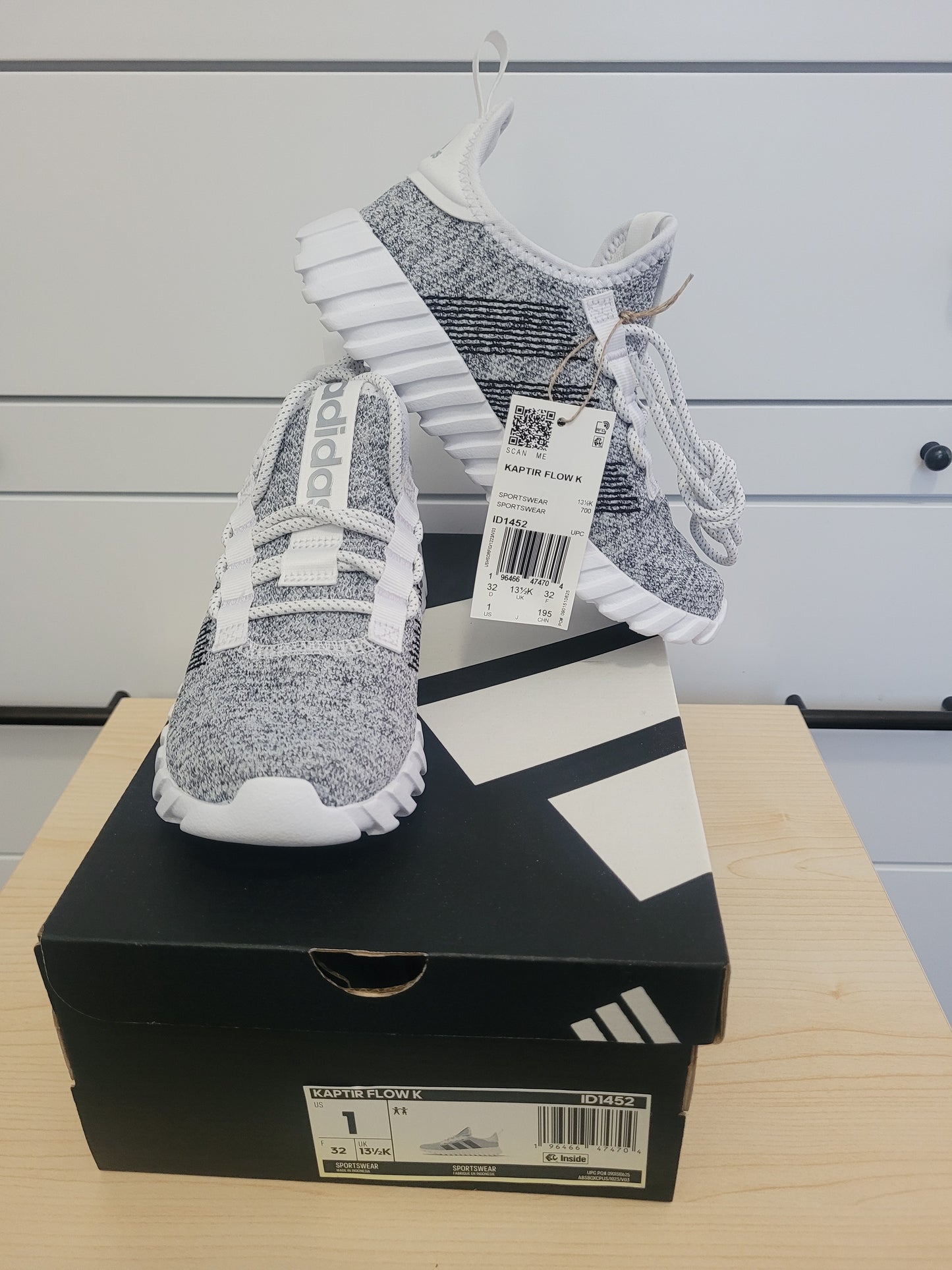 #111 NWT Adidas Kaptir Flow Sneakers Boys Size 1
