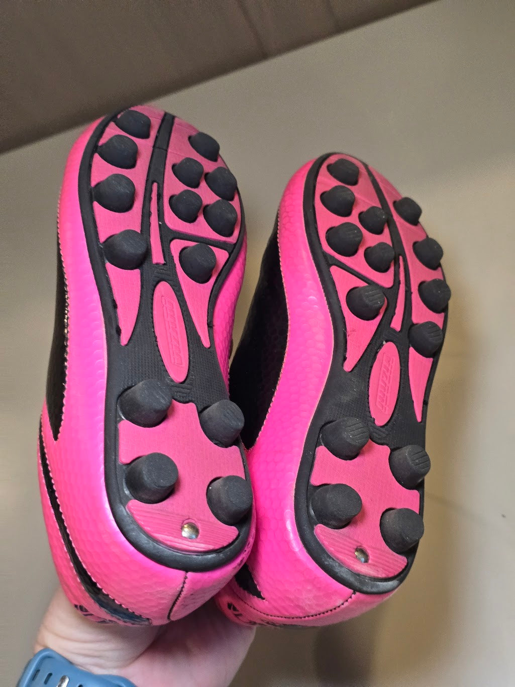 #131 Girls Pink Soccer Cleats sz 1