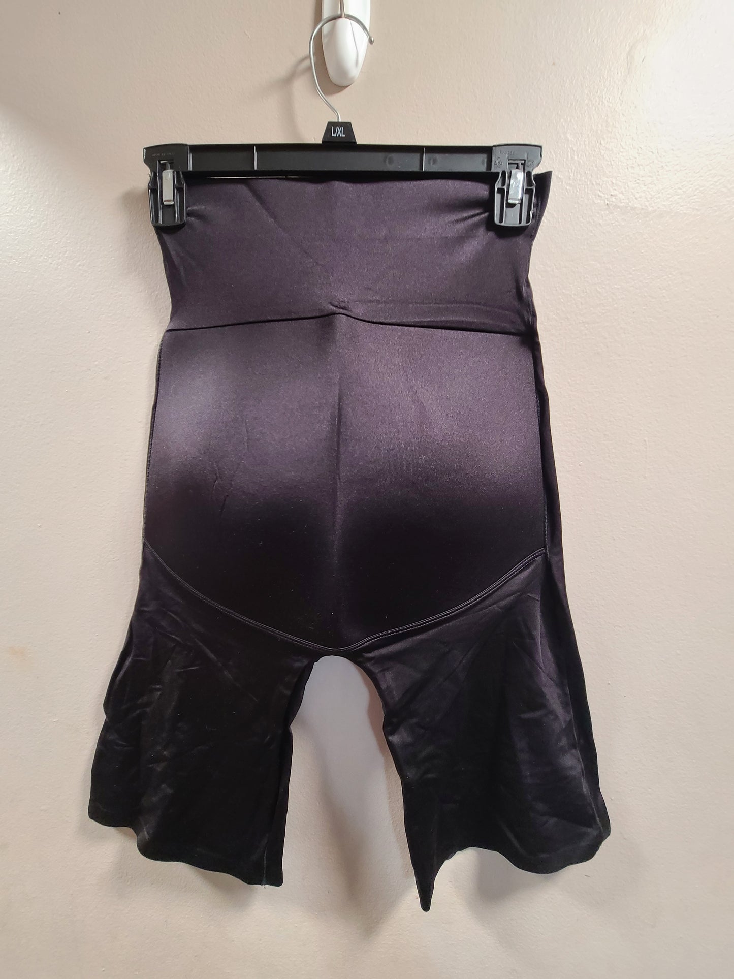 #66 unbranded womens black padded butt enhancing shorts size XL