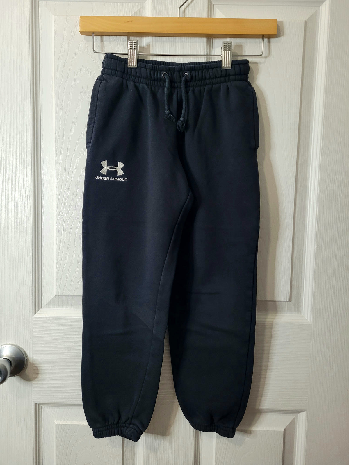 #164 Under Armour Black Sweatpants Boys S