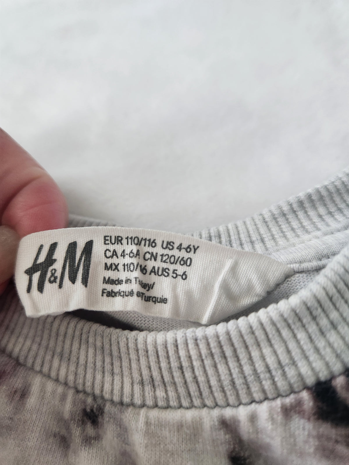 #167 H&M Kids Sz 4-6 Animal Print Long-Sleeve Thin Sweatshirt Tops