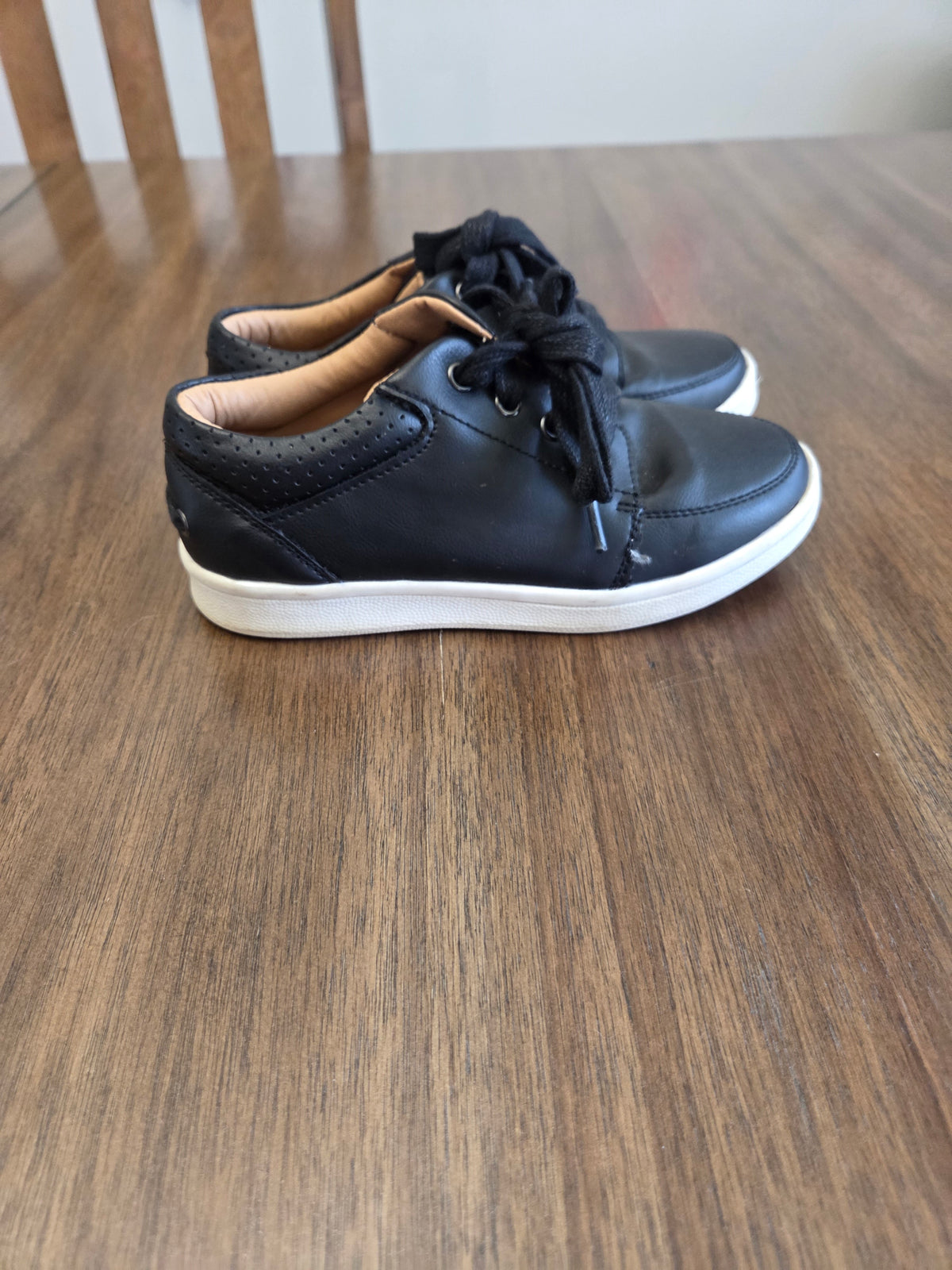 Seller 188 boys casual leather shoes size 13