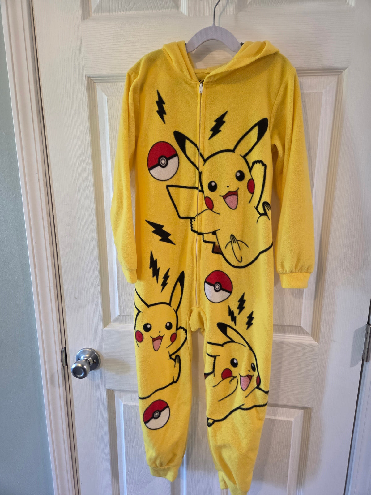 Seller 188 boys pokemon zip up size 6/7