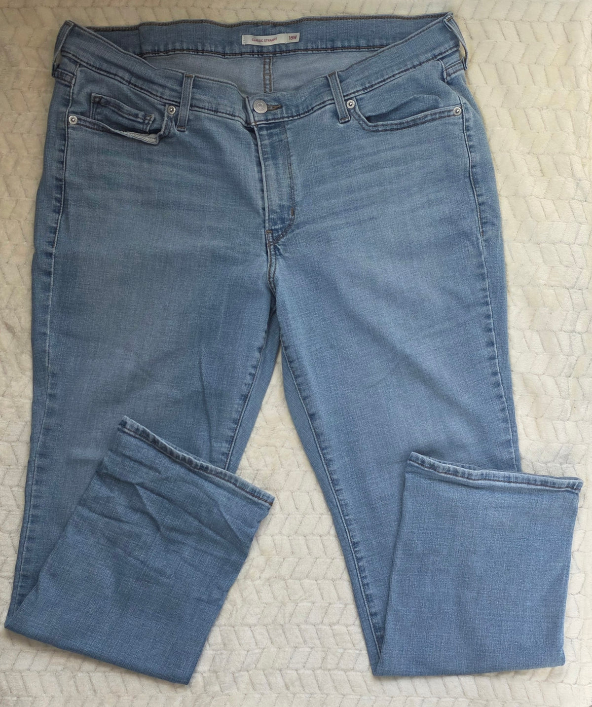 #190 Women’s 18W Levi’s Classic Straight Jeans – Light Wash
