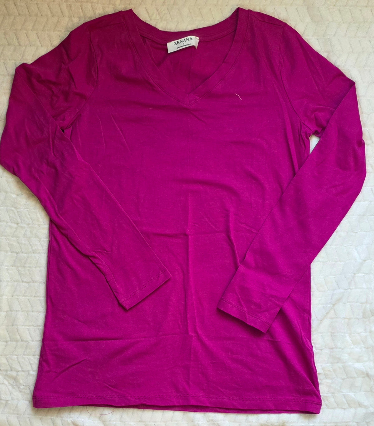 #190 Women’s Small Zenana Long Sleeve V‑Neck Tee in Magenta NWOT