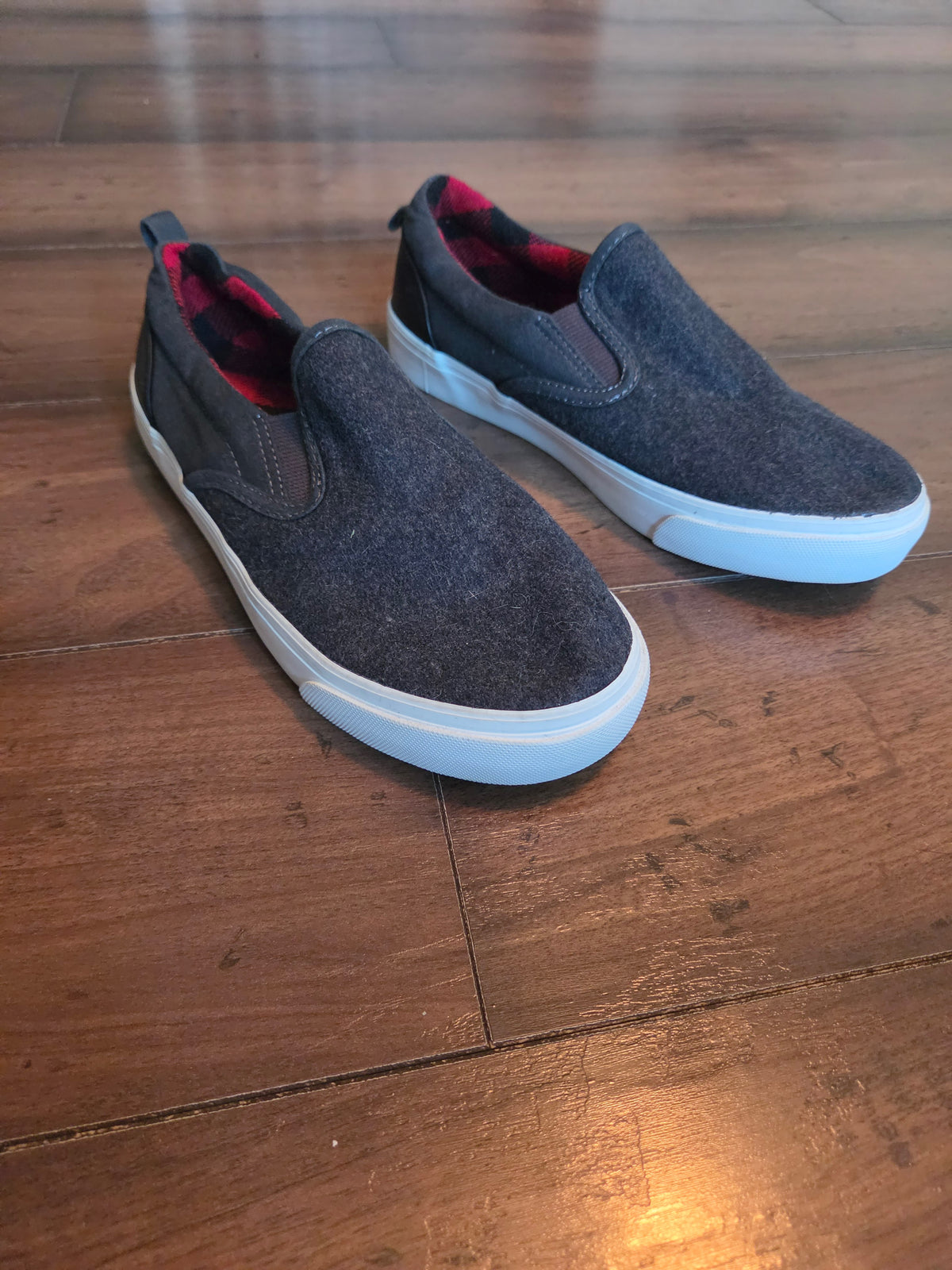 Seller #57 Boys slid on size 3