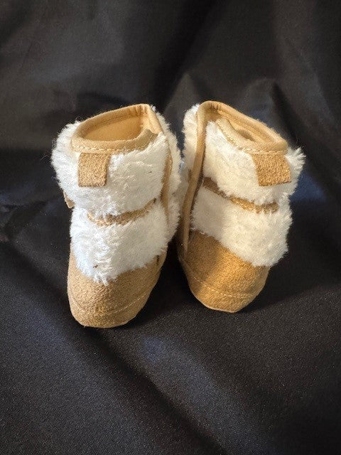 REDUCED #141 Tong You Yuan Girls Khaki Faux Suede Fleece Boots GUC size 6-12 months SR