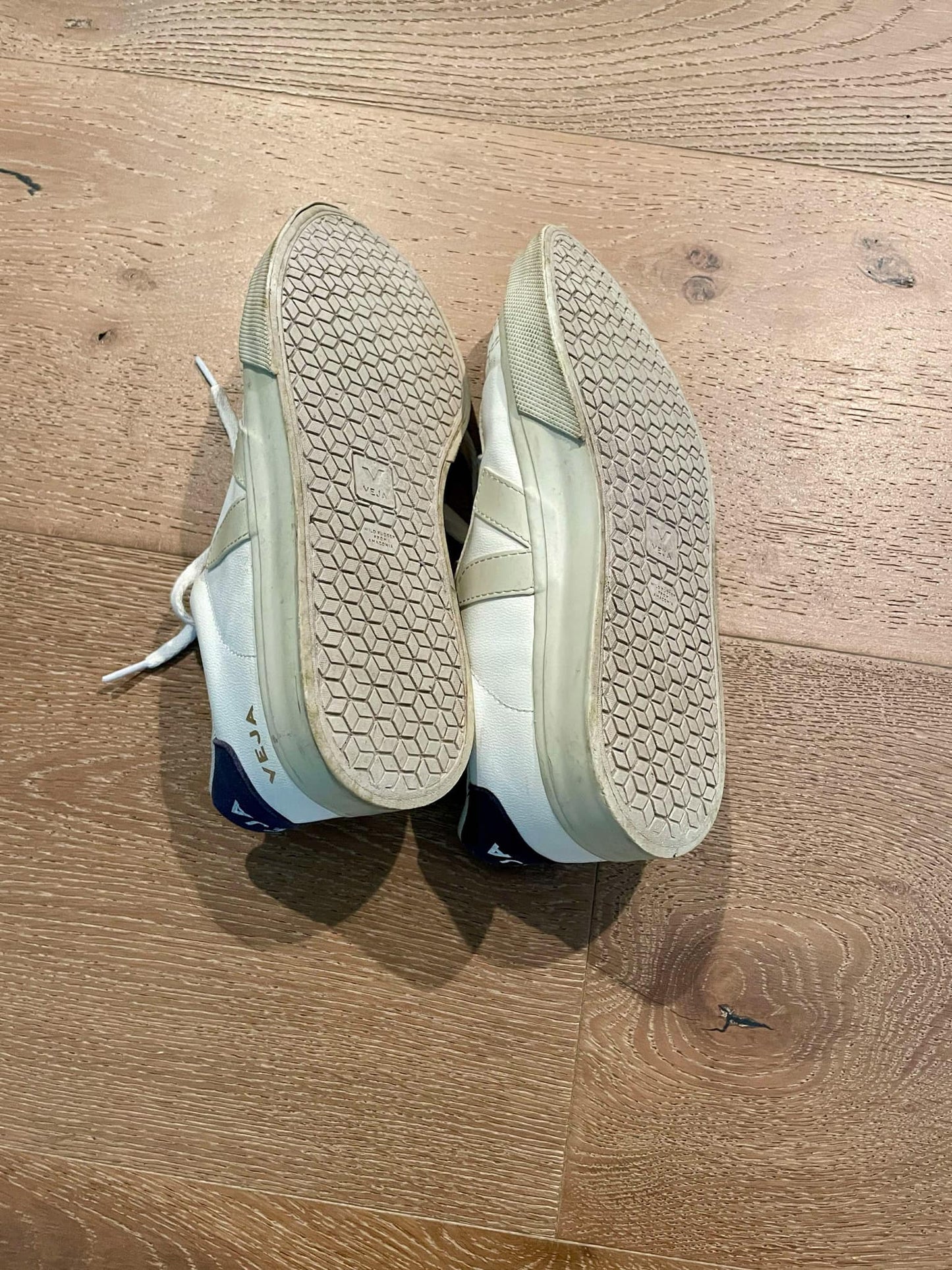 #222 Veja Women's Size 8 Sneakers with Navy
