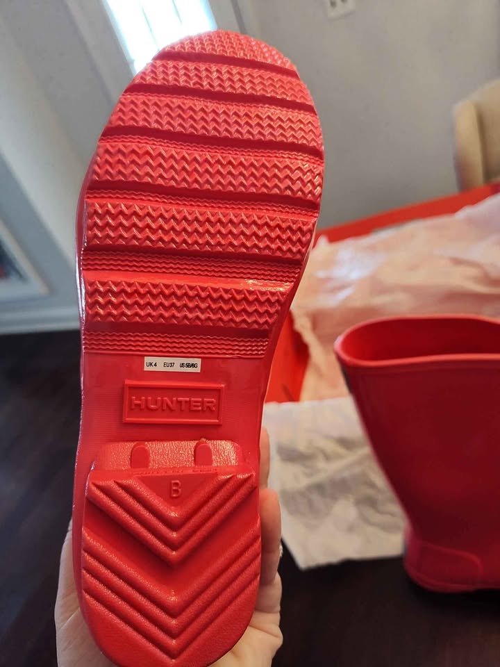Seller 185: Hunter Boots NEW with box Girls size 6 youth (Vibrant pinky red color)