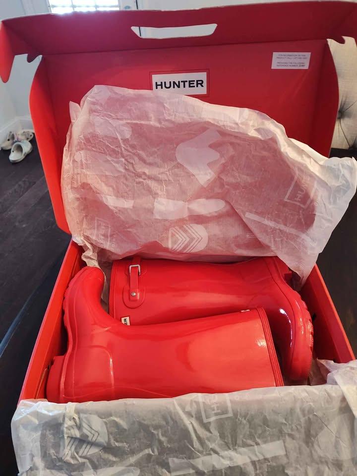 Seller 185: Hunter Boots NEW with box Girls size 6 youth (Vibrant pinky red color)