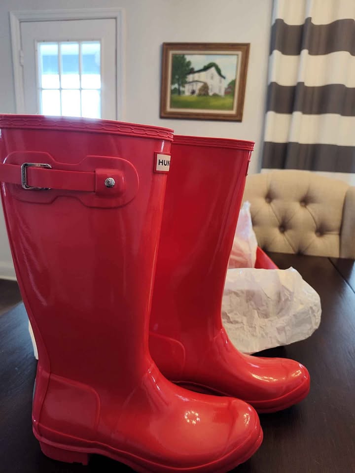 Seller 185: Hunter Boots NEW with box Girls size 6 youth (Vibrant pinky red color)