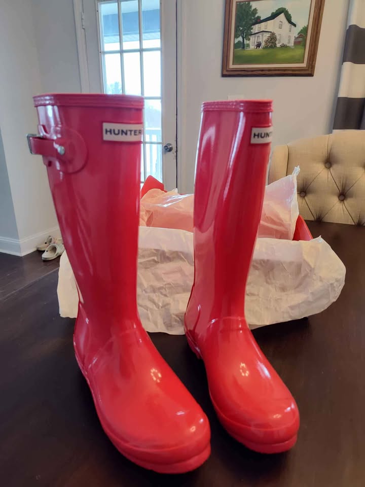 Seller 185: Hunter Boots NEW with box Girls size 6 youth (Vibrant pinky red color)