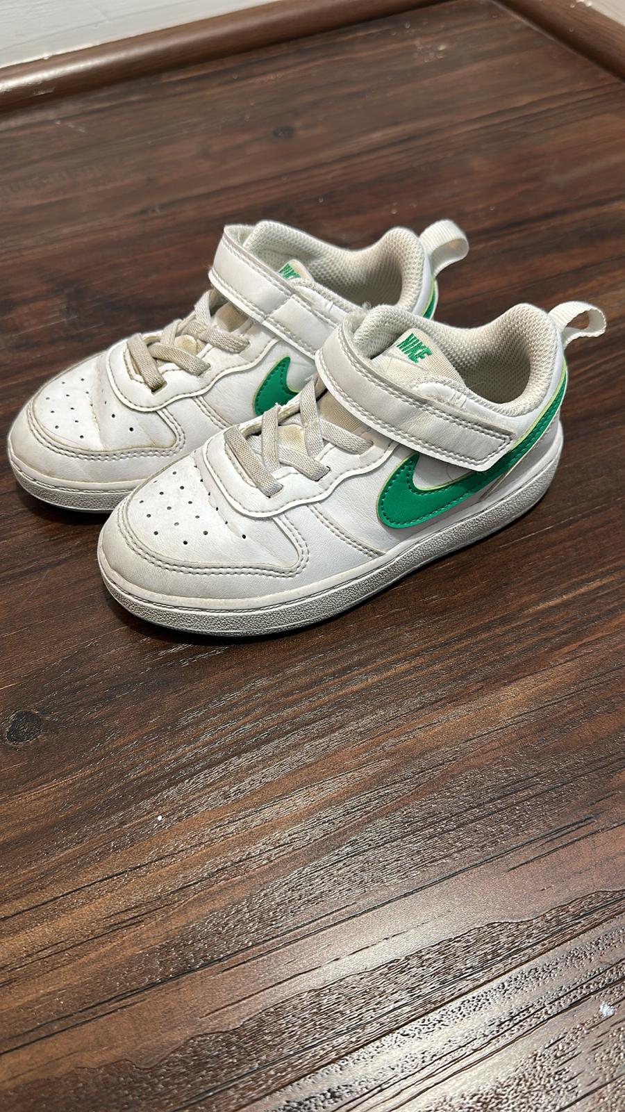 #162 Nike white and green sneaker size 9